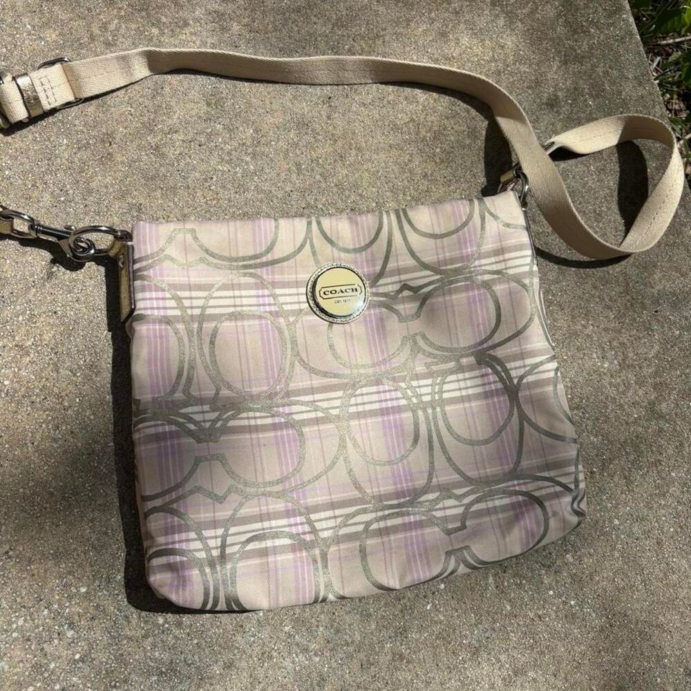 Vintage Y2K 2000s Elegant Coach shoulder bag with beige and lavender tones.